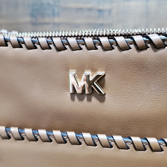 Authentic Michael Kors Gloria Crossbody - Picture 7 of 8